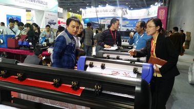 China Adverterend de Machine van de Snijdersplotter Met geringe geluidssterkte met de Rol van het Gruisvoer leverancier